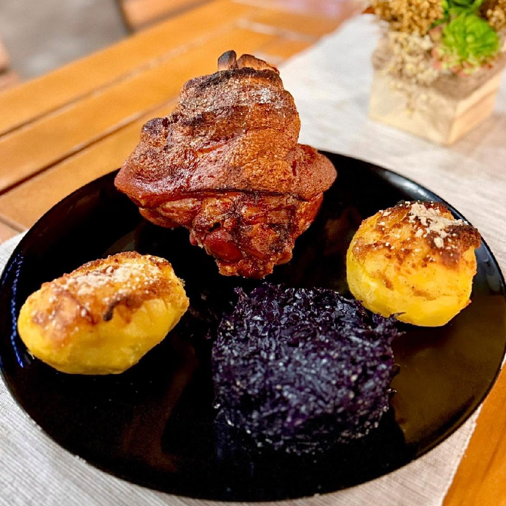Ciolan cu cartofi wedges și salată de varză roșie